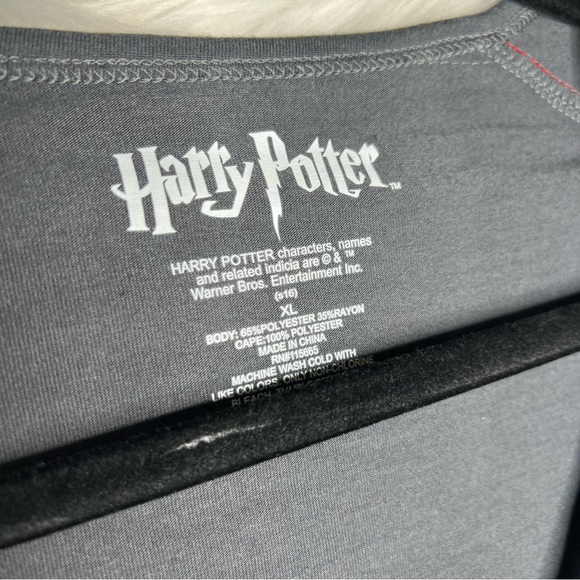 Harry Potter Gryffindor Women's Gray T-Shirt with Red Cape Size XL Juniors - Picture 3 of 3